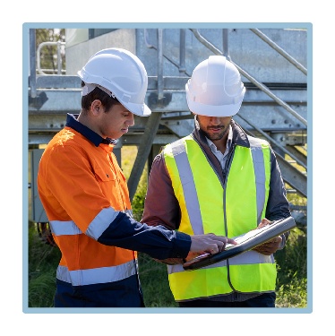 2 workers at a building site. 
